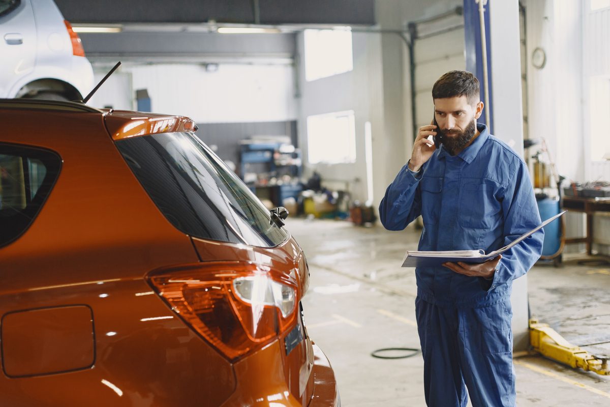 Técnico gestionando información de un vehículo